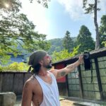 Evaluna Montaner Instagram – Este viaje a Japón me tenía muy nerviosa por varias razones… el vuelo tan largo con Indi (aunque ella es una campeona y viaja muuuy bien), el cambio de horario tan heavy, las caminatas largas con Indi encima, etc.
Pero todos mis miedos se me olvidaron cuando me encontré con este país tan fascinante. WOW.
Su cultura, sus paisajes, la calidad humana. El sentido de la reverencia y el servicio que tiene la gente definitivamente es algo que yo quiero que se siembre en el corazón de mi hija.
Estoy agradecida con Dios por el hecho de que nuestras canciones nos hayan traído hasta acá, a la locura de estar cantando en frente de miles de personas taaaan lejos de casa. 
Eso. 
Los amo. 
Bai ✌🏼