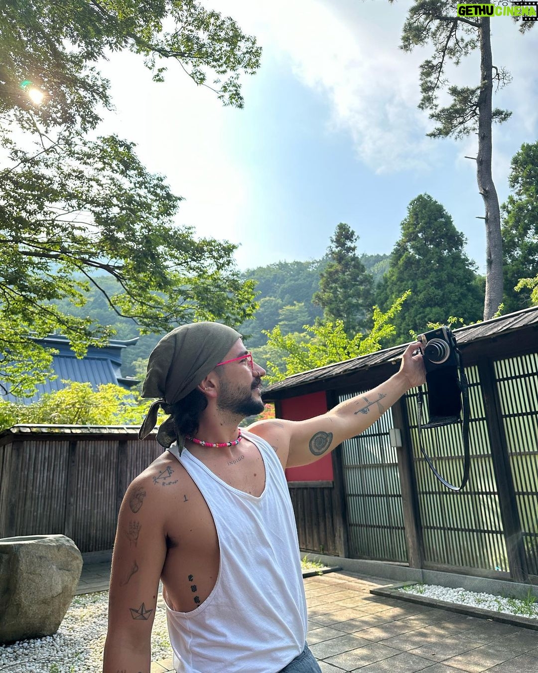 Evaluna Montaner Instagram - Este viaje a Japón me tenía muy nerviosa por varias razones… el vuelo tan largo con Indi (aunque ella es una campeona y viaja muuuy bien), el cambio de horario tan heavy, las caminatas largas con Indi encima, etc. Pero todos mis miedos se me olvidaron cuando me encontré con este país tan fascinante. WOW. Su cultura, sus paisajes, la calidad humana. El sentido de la reverencia y el servicio que tiene la gente definitivamente es algo que yo quiero que se siembre en el corazón de mi hija. Estoy agradecida con Dios por el hecho de que nuestras canciones nos hayan traído hasta acá, a la locura de estar cantando en frente de miles de personas taaaan lejos de casa. Eso. Los amo. Bai ✌🏼