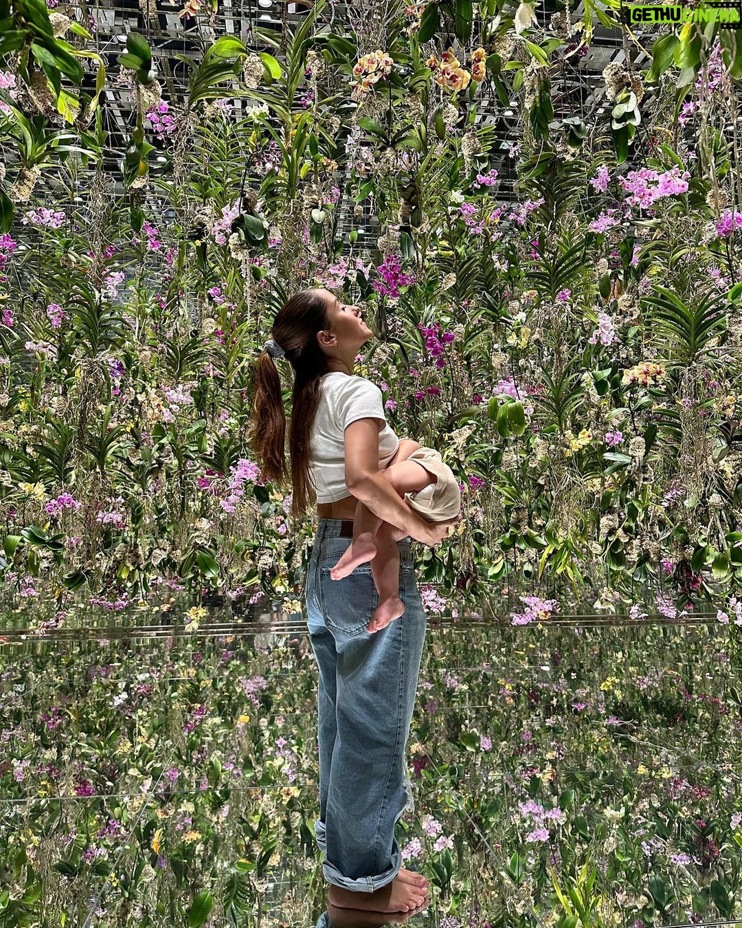 Evaluna Montaner Instagram - Este viaje a Japón me tenía muy nerviosa por varias razones… el vuelo tan largo con Indi (aunque ella es una campeona y viaja muuuy bien), el cambio de horario tan heavy, las caminatas largas con Indi encima, etc. Pero todos mis miedos se me olvidaron cuando me encontré con este país tan fascinante. WOW. Su cultura, sus paisajes, la calidad humana. El sentido de la reverencia y el servicio que tiene la gente definitivamente es algo que yo quiero que se siembre en el corazón de mi hija. Estoy agradecida con Dios por el hecho de que nuestras canciones nos hayan traído hasta acá, a la locura de estar cantando en frente de miles de personas taaaan lejos de casa. Eso. Los amo. Bai ✌🏼