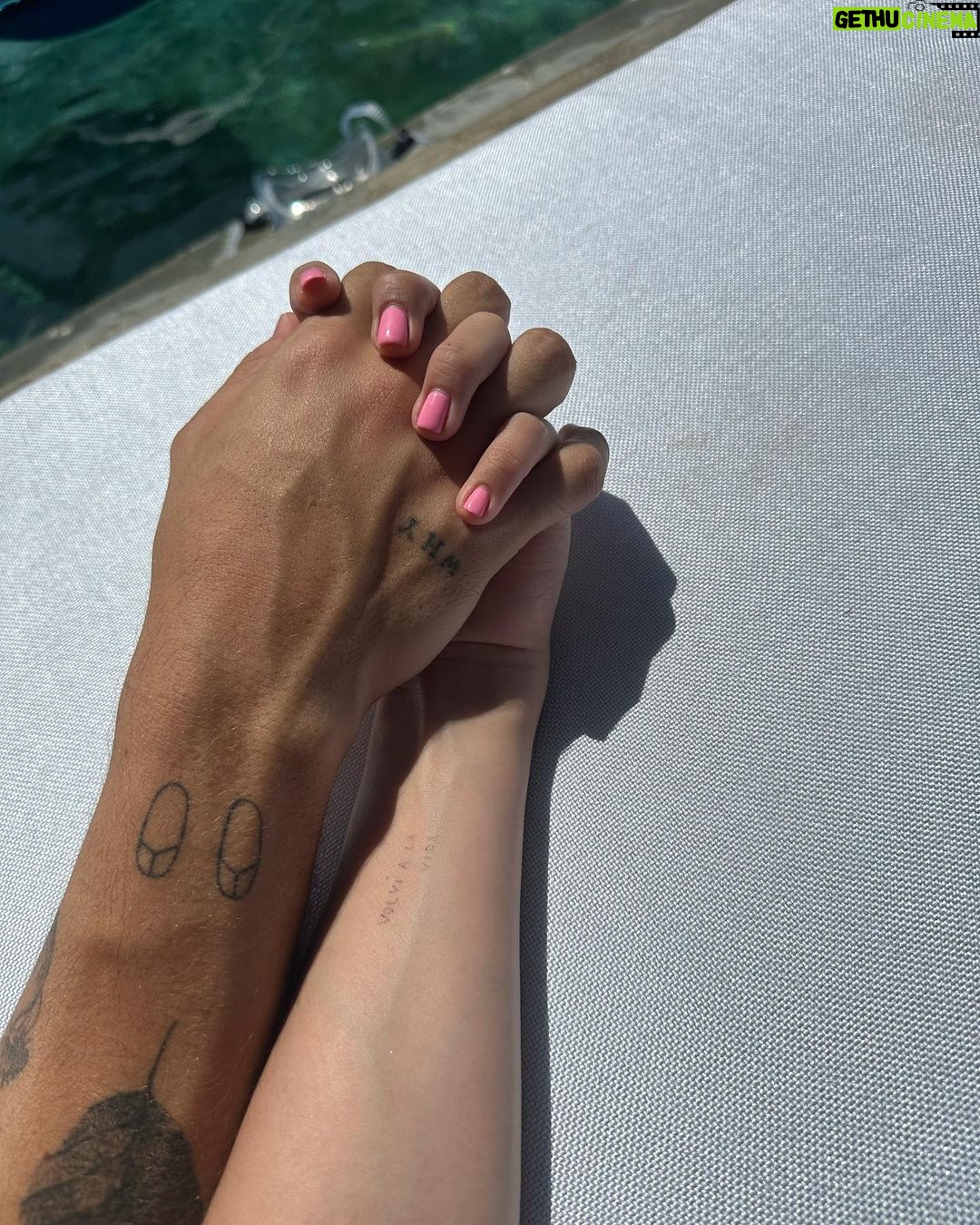 Evaluna Montaner Instagram - Empezó el mes de mi cumple y se ve lindiii. 1. Papi e Indi en la “mimina”. 2. Leer leer leer y 🍹. 3. @tattooandwalls me tatuó una ranita. 4. Y esa misma noche @camilo rescató dos ranitas chiquititas que estaban atrapadas. 5. Regalo de cumple de @camilo adelantado 🙊😻 6. 💚 7. Broncearme es mi pasión. (Tranqui tranqui…me cuido la piel) 8. 🍻 9. “Bailar bailar” 10. “Volví a la vida cuando me besaste” 💋