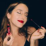 Evaluna Montaner Instagram – Qué es lo que buscan en un labial? 
Yo amo que mi favorito de @cyzone_oficial dura tooodoo el día.