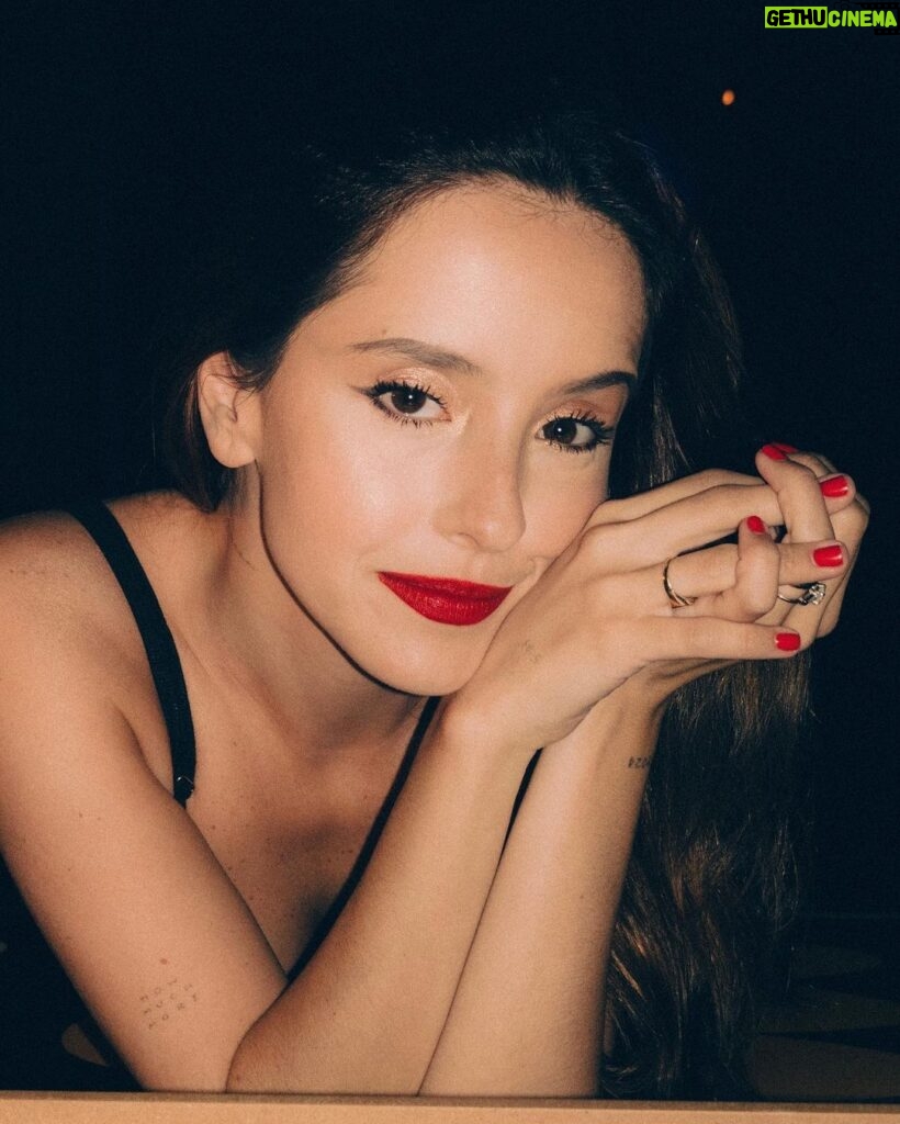 Evaluna Montaner Instagram - Qué es lo que buscan en un labial? Yo amo que mi favorito de @cyzone_oficial dura tooodoo el día.