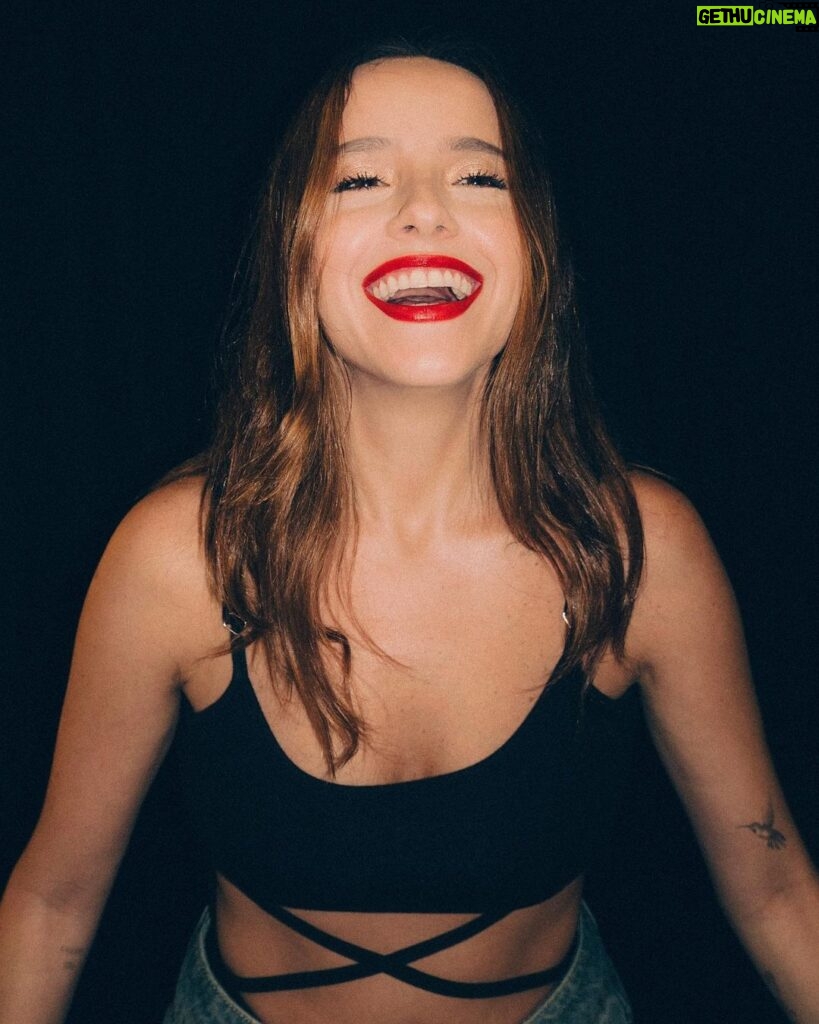 Evaluna Montaner Instagram - Qué es lo que buscan en un labial? Yo amo que mi favorito de @cyzone_oficial dura tooodoo el día.