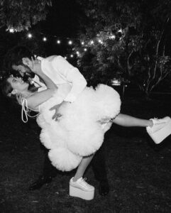 Evaluna Montaner Instagram - 4 años de casados @camilo. Es un honor y un orgullo ser tu esposa. Sabíamos que esta canción saldría el día antes de nuestro aniversario y quise hacerle un homenaje a esos cuatro años tan fantásticos poniéndome en el video el mismo vestido que me puse para bailar contigo toda la noche ese 8 de Febrero del 2020. Te admiro y te amo cada día más. (Las que están en blanco y negro son las de nuestra boda y las de color de nuestro video de #PLIS ) 🙏🏼
