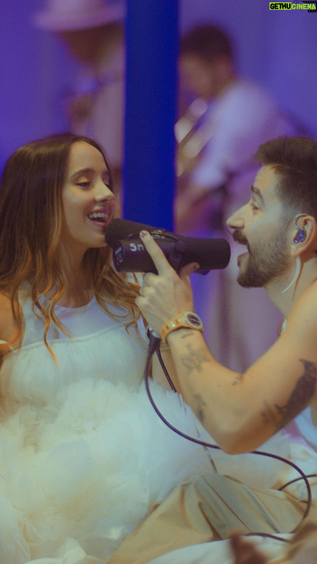 Evaluna Montaner Instagram - Sigo confirmando que mi lugar feliz es cualquiera en donde esté al lado de ella. Cualquier esquina del mundo se siente como estar al lado del mar cuando Evaluna está cerquita. Más música pa que baile LA TRIBU PLIS🏝 Ya salióooooo link en bioooo