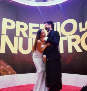 Evaluna Montaner Instagram - Felices de estar juntos, haciendo lo que amamos, a punto de cantar y aparte muy nominadossss 🤍 Graciasss @premiolonuestro @univision