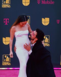 Evaluna Montaner Instagram - Felices de estar juntos, haciendo lo que amamos, a punto de cantar y aparte muy nominadossss 🤍 Graciasss @premiolonuestro @univision