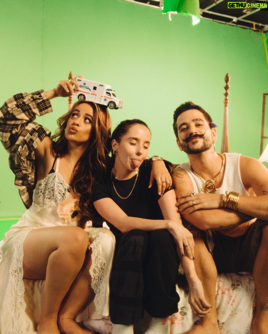 Evaluna Montaner Instagram - Ya sali贸 el video de Ambulancia de @camilo y @camila_cabello! Honrada de haber sido parte de esto!! Vayan a verlo y me cuentan qu茅 les pareci贸 馃los amoooo.