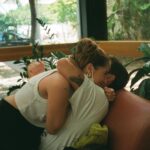 Evaluna Montaner Instagram - Este año definitivamente será uno que recordaré para siempre. Todo lo que fue no cabe en un solo post. Dios me dio el privilegio de ser la mamá de Índigo. Parí en casa como lo soñé sin anestesia y con Camilo y mi familia respirando y viviendo cada contracción conmigo. Después de parir me enojé con mi cuerpo por verse tan diferente. Hasta que lo volví a amar y le agradezco por todo lo que es capaz de hacer. Cumplí 25 años y estoy donde quiero estar. Me enamoré más de mi mamá y de nuestra relación. Nació Apolo Nació Sebastián Nació Juana Y nació Fe. Me tatué con mi @paumacher Nos fuimos de gira. Les compartí Refugio que es una canción que amo eternamente. Argentina ganó el mundial. 🇦🇷😭 Lanzamos @thehouseproject Salió Los Montaner. (Sueño de @montaner de toda la vida) Me nominaron a los Latin Grammy con el amor de mi vida! Sigo logrando amamantar a Indi y ya van casi 9 meses que también es un sueño cumplido. Me volví más y más loca por mi esposo. Me sentí más cerca de mi familia y amigos. Me leí 12 libros desde agosto hasta hoy (más de lo que había leído en toda mi vida). Índigo aprendió a decir Mamá, Papá, tres, teta, bebé, hola y bye bye. Aprendió a gatear y ama aplaudir y sonreír. Volví a sorprenderme con los detalles chiquititos de Dios. Y me emociona terminar el año en casa, cerca de la gente que amo. Esperando empezar el 2023 con retos nuevos, más viajes, más descanso, más conciertos, más familia, más recetas, más carcajadas, más DIOS en mi vida, y más amor de Él para compartir con todos. Feliz año familia linda. Prometo que estoy presente siempre. Los amo 🤎