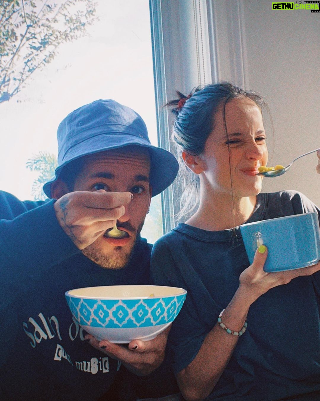 Evaluna Montaner Instagram - 🥣 feliz cumple yicky. I love you more than I love waffle crisp and cinnamon toast crunch. Mi vida es mucho más bonita contigo.🥣