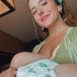 Evaluna Montaner Instagram – Este viaje a Japón me tenía muy nerviosa por varias razones… el vuelo tan largo con Indi (aunque ella es una campeona y viaja muuuy bien), el cambio de horario tan heavy, las caminatas largas con Indi encima, etc.
Pero todos mis miedos se me olvidaron cuando me encontré con este país tan fascinante. WOW.
Su cultura, sus paisajes, la calidad humana. El sentido de la reverencia y el servicio que tiene la gente definitivamente es algo que yo quiero que se siembre en el corazón de mi hija.
Estoy agradecida con Dios por el hecho de que nuestras canciones nos hayan traído hasta acá, a la locura de estar cantando en frente de miles de personas taaaan lejos de casa. 
Eso. 
Los amo. 
Bai ✌🏼