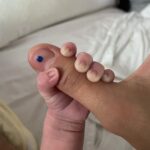 Evaluna Montaner Instagram - Este año definitivamente será uno que recordaré para siempre. Todo lo que fue no cabe en un solo post. Dios me dio el privilegio de ser la mamá de Índigo. Parí en casa como lo soñé sin anestesia y con Camilo y mi familia respirando y viviendo cada contracción conmigo. Después de parir me enojé con mi cuerpo por verse tan diferente. Hasta que lo volví a amar y le agradezco por todo lo que es capaz de hacer. Cumplí 25 años y estoy donde quiero estar. Me enamoré más de mi mamá y de nuestra relación. Nació Apolo Nació Sebastián Nació Juana Y nació Fe. Me tatué con mi @paumacher Nos fuimos de gira. Les compartí Refugio que es una canción que amo eternamente. Argentina ganó el mundial. 🇦🇷😭 Lanzamos @thehouseproject Salió Los Montaner. (Sueño de @montaner de toda la vida) Me nominaron a los Latin Grammy con el amor de mi vida! Sigo logrando amamantar a Indi y ya van casi 9 meses que también es un sueño cumplido. Me volví más y más loca por mi esposo. Me sentí más cerca de mi familia y amigos. Me leí 12 libros desde agosto hasta hoy (más de lo que había leído en toda mi vida). Índigo aprendió a decir Mamá, Papá, tres, teta, bebé, hola y bye bye. Aprendió a gatear y ama aplaudir y sonreír. Volví a sorprenderme con los detalles chiquititos de Dios. Y me emociona terminar el año en casa, cerca de la gente que amo. Esperando empezar el 2023 con retos nuevos, más viajes, más descanso, más conciertos, más familia, más recetas, más carcajadas, más DIOS en mi vida, y más amor de Él para compartir con todos. Feliz año familia linda. Prometo que estoy presente siempre. Los amo 🤎