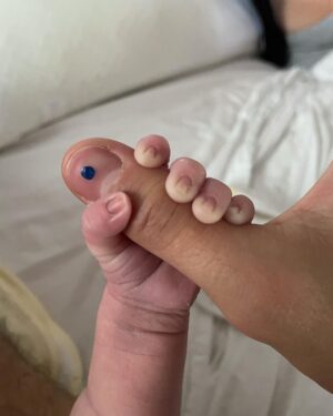 Evaluna Montaner Instagram - Este año definitivamente será uno que recordaré para siempre. Todo lo que fue no cabe en un solo post. 
Dios me dio el privilegio de ser la mamá de Índigo. 
Parí en casa como lo soñé sin anestesia y con Camilo y mi familia respirando y viviendo cada contracción conmigo. 
Después de parir me enojé con mi cuerpo por verse tan diferente.
Hasta que lo volví a amar y le agradezco por todo lo que es capaz de hacer.
Cumplí 25 años y estoy donde quiero estar. 
Me enamoré más de mi mamá y de nuestra relación. 
Nació Apolo
Nació Sebastián 
Nació Juana 
Y nació Fe. 
Me tatué con mi @paumacher 
Nos fuimos de gira. 
Les compartí Refugio que es una canción que amo eternamente. 
Argentina ganó el mundial. 🇦🇷😭
Lanzamos @thehouseproject 
Salió Los Montaner. (Sueño de  @montaner de toda la vida) 
Me nominaron a los Latin Grammy con el amor de mi vida!
Sigo logrando amamantar a Indi y ya van casi 9 meses que también es un sueño cumplido. 
Me volví más y más loca por mi esposo. 
Me sentí más cerca de mi familia y amigos. 
Me leí 12 libros desde agosto hasta hoy (más de lo que había leído en toda mi vida). 
Índigo aprendió a decir Mamá, Papá, tres, teta, bebé, hola y bye bye. Aprendió a gatear y ama aplaudir y sonreír. 
Volví a sorprenderme con los detalles chiquititos de Dios. 
Y me emociona terminar el año en casa, cerca de la gente que amo. 
Esperando empezar el 2023 con retos nuevos, más viajes, más descanso, más conciertos, más familia, más recetas, más carcajadas, más DIOS en mi vida, y más amor de Él para compartir con todos. Feliz año familia linda. Prometo que estoy presente siempre. Los amo 🤎