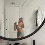 Evaluna Montaner Instagram - Este año definitivamente será uno que recordaré para siempre. Todo lo que fue no cabe en un solo post. Dios me dio el privilegio de ser la mamá de Índigo. Parí en casa como lo soñé sin anestesia y con Camilo y mi familia respirando y viviendo cada contracción conmigo. Después de parir me enojé con mi cuerpo por verse tan diferente. Hasta que lo volví a amar y le agradezco por todo lo que es capaz de hacer. Cumplí 25 años y estoy donde quiero estar. Me enamoré más de mi mamá y de nuestra relación. Nació Apolo Nació Sebastián Nació Juana Y nació Fe. Me tatué con mi @paumacher Nos fuimos de gira. Les compartí Refugio que es una canción que amo eternamente. Argentina ganó el mundial. 🇦🇷😭 Lanzamos @thehouseproject Salió Los Montaner. (Sueño de @montaner de toda la vida) Me nominaron a los Latin Grammy con el amor de mi vida! Sigo logrando amamantar a Indi y ya van casi 9 meses que también es un sueño cumplido. Me volví más y más loca por mi esposo. Me sentí más cerca de mi familia y amigos. Me leí 12 libros desde agosto hasta hoy (más de lo que había leído en toda mi vida). Índigo aprendió a decir Mamá, Papá, tres, teta, bebé, hola y bye bye. Aprendió a gatear y ama aplaudir y sonreír. Volví a sorprenderme con los detalles chiquititos de Dios. Y me emociona terminar el año en casa, cerca de la gente que amo. Esperando empezar el 2023 con retos nuevos, más viajes, más descanso, más conciertos, más familia, más recetas, más carcajadas, más DIOS en mi vida, y más amor de Él para compartir con todos. Feliz año familia linda. Prometo que estoy presente siempre. Los amo 🤎