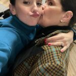 Evaluna Montaner Instagram - Este año definitivamente será uno que recordaré para siempre. Todo lo que fue no cabe en un solo post. Dios me dio el privilegio de ser la mamá de Índigo. Parí en casa como lo soñé sin anestesia y con Camilo y mi familia respirando y viviendo cada contracción conmigo. Después de parir me enojé con mi cuerpo por verse tan diferente. Hasta que lo volví a amar y le agradezco por todo lo que es capaz de hacer. Cumplí 25 años y estoy donde quiero estar. Me enamoré más de mi mamá y de nuestra relación. Nació Apolo Nació Sebastián Nació Juana Y nació Fe. Me tatué con mi @paumacher Nos fuimos de gira. Les compartí Refugio que es una canción que amo eternamente. Argentina ganó el mundial. 🇦🇷😭 Lanzamos @thehouseproject Salió Los Montaner. (Sueño de @montaner de toda la vida) Me nominaron a los Latin Grammy con el amor de mi vida! Sigo logrando amamantar a Indi y ya van casi 9 meses que también es un sueño cumplido. Me volví más y más loca por mi esposo. Me sentí más cerca de mi familia y amigos. Me leí 12 libros desde agosto hasta hoy (más de lo que había leído en toda mi vida). Índigo aprendió a decir Mamá, Papá, tres, teta, bebé, hola y bye bye. Aprendió a gatear y ama aplaudir y sonreír. Volví a sorprenderme con los detalles chiquititos de Dios. Y me emociona terminar el año en casa, cerca de la gente que amo. Esperando empezar el 2023 con retos nuevos, más viajes, más descanso, más conciertos, más familia, más recetas, más carcajadas, más DIOS en mi vida, y más amor de Él para compartir con todos. Feliz año familia linda. Prometo que estoy presente siempre. Los amo 🤎