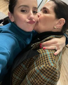 Evaluna Montaner Instagram - Este año definitivamente será uno que recordaré para siempre. Todo lo que fue no cabe en un solo post. Dios me dio el privilegio de ser la mamá de Índigo. Parí en casa como lo soñé sin anestesia y con Camilo y mi familia respirando y viviendo cada contracción conmigo. Después de parir me enojé con mi cuerpo por verse tan diferente. Hasta que lo volví a amar y le agradezco por todo lo que es capaz de hacer. Cumplí 25 años y estoy donde quiero estar. Me enamoré más de mi mamá y de nuestra relación. Nació Apolo Nació Sebastián Nació Juana Y nació Fe. Me tatué con mi @paumacher Nos fuimos de gira. Les compartí Refugio que es una canción que amo eternamente. Argentina ganó el mundial. 🇦🇷😭 Lanzamos @thehouseproject Salió Los Montaner. (Sueño de @montaner de toda la vida) Me nominaron a los Latin Grammy con el amor de mi vida! Sigo logrando amamantar a Indi y ya van casi 9 meses que también es un sueño cumplido. Me volví más y más loca por mi esposo. Me sentí más cerca de mi familia y amigos. Me leí 12 libros desde agosto hasta hoy (más de lo que había leído en toda mi vida). Índigo aprendió a decir Mamá, Papá, tres, teta, bebé, hola y bye bye. Aprendió a gatear y ama aplaudir y sonreír. Volví a sorprenderme con los detalles chiquititos de Dios. Y me emociona terminar el año en casa, cerca de la gente que amo. Esperando empezar el 2023 con retos nuevos, más viajes, más descanso, más conciertos, más familia, más recetas, más carcajadas, más DIOS en mi vida, y más amor de Él para compartir con todos. Feliz año familia linda. Prometo que estoy presente siempre. Los amo 🤎