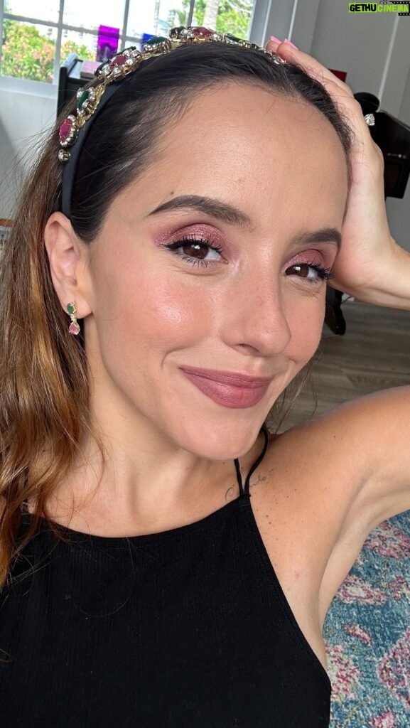 Evaluna Montaner Instagram - He visto a varios compartiendo 10 fun facts de su vida así que me uno al trend con @cyzone_oficial y mi makeup favorito 💄#publicidad