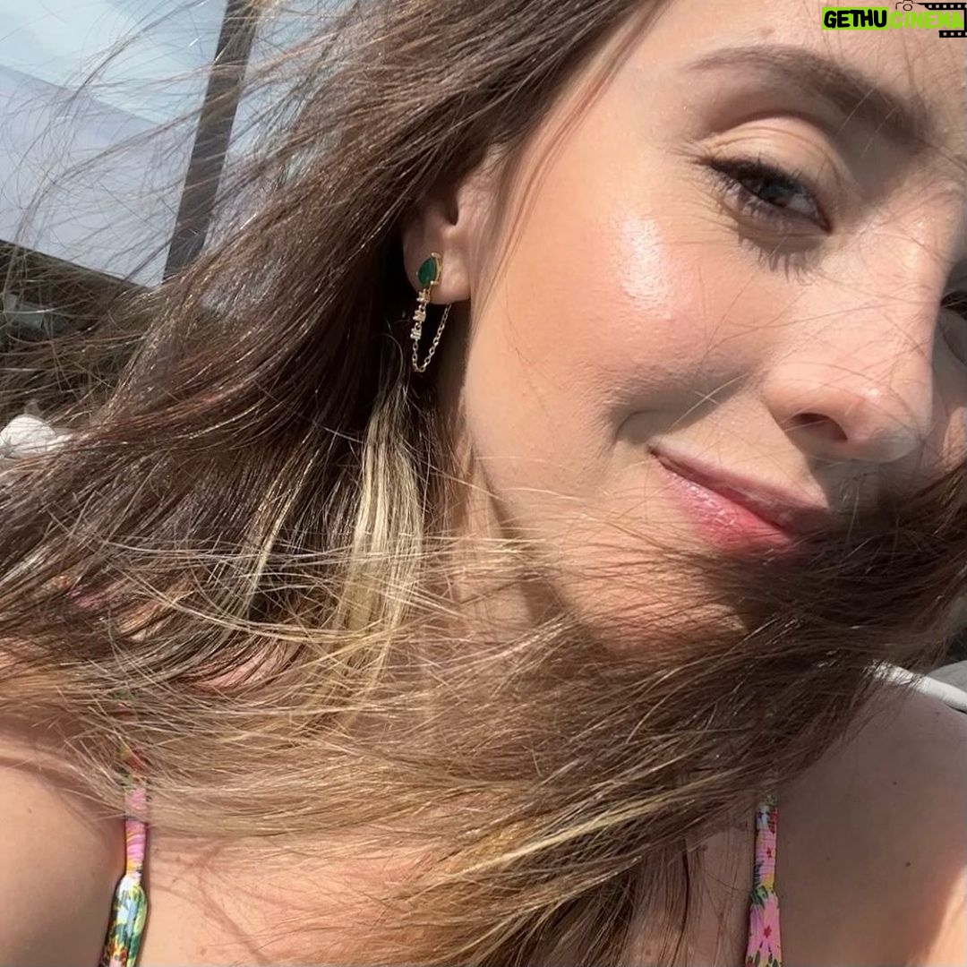 Evaluna Montaner Instagram - Domingo de bloqueador, aceite de coco y mi nuevo glow✨