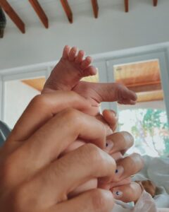 Evaluna Montaner Instagram - Índigo nació. Dios estuvo presente en cada segundo del parto en nuestro hogar. Es una niña feliz y curiosa. Evaluna es la mujer más fuerte, virtuosa, y valiente que ha pisado este planeta. Todo mi respeto, mi servicio y mi entrega a la reina de esta casa! Gracias por todos sus mensajes, sus oraciones y los borbotones de amor y luz que han enviado hasta acá!! Creció La Tribu ⛺️🔥☁️ (Soltando el teléfono otra vez para hacer otra siesta los 3)
