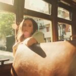 Evaluna Montaner Instagram - En Tu voz confío, a Tu lado estoy mejor Son Tus brazos mi mejor refugio. 🌻🌻🌻 Estoy viviendo una de las etapas más lindas de mi vida y poder además compartir esta canción con ustedes en este momento es una bendición gigante. Falta muy poco!! 🙏🏼