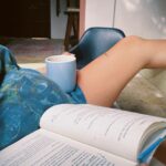 Evaluna Montaner Instagram – Llevo varios días queriendo hacer este post sin saber bien cómo. Nos estamos despidiendo de un año que sin duda para mí marcó un antes y un después. El 2021 me cambió. Me caí, me levanté, lloré…mucho. Me reí… mucho. Empecé terapia, me perdoné, aprendí, me sentí amada y acompañada, me encontré, volví a empezar, conocí muchos lugares nuevos, comí cosas muy ricas, me mudé, volví a casa y volví a tener conversaciones profundas, extrañé mucho a mis papás y amé el reencuentro, conocí a mi versión favorita de mí, Dios nos escogió para colaborar con Él en Su creación divina y he podido vivir absolutamente todo al lado del hombre que me ama con todo lo que soy, lo que fui en el 2021 y lo que seré en el 2022. Espero que este año esté lleno de sorpresas y cosas lindas para todos! ⚡️los quiero.