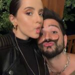 Evaluna Montaner Instagram – Feliz Navidad 🎄 
A los que están por fin pasando tiempo con los suyos, a los que tienen la familia lejos, a los que están batallando con problemas de salud, a los que están por fin disfrutando de sus hijos, de sus sobrinos, de sus viejos.
A los que cocinaron después de un año lleno de comidas a domicilios, a los que como nosotros, soltamos el ancla para disfrutar y celebrar que el mismo Dios creador del universo se hizo semilla, y vino en forma de niño a habitar entre nosotros!!
Att: Camilo, Evaluna e Índigo.