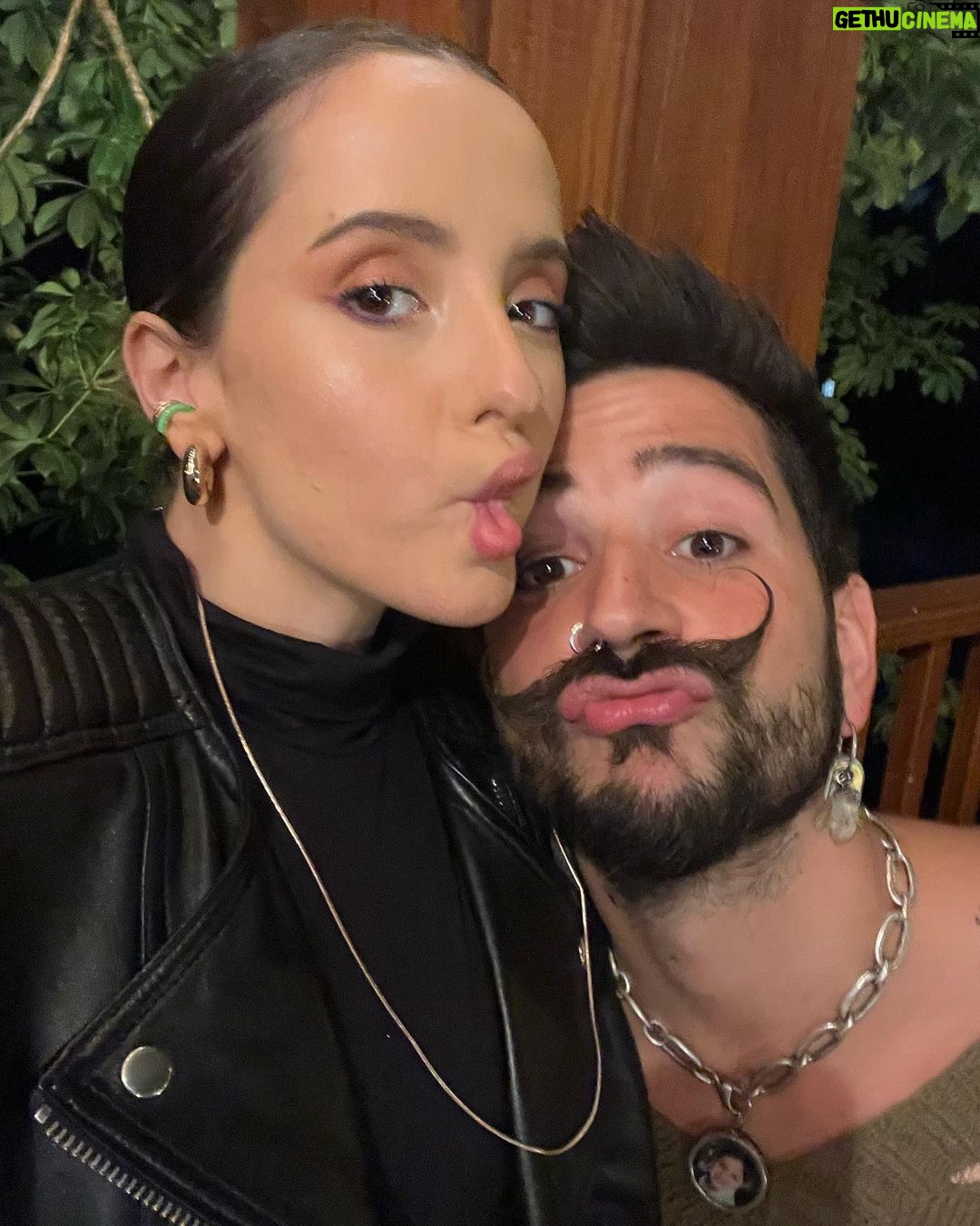 Evaluna Montaner Instagram - Feliz Navidad 🎄 A los que están por fin pasando tiempo con los suyos, a los que tienen la familia lejos, a los que están batallando con problemas de salud, a los que están por fin disfrutando de sus hijos, de sus sobrinos, de sus viejos. A los que cocinaron después de un año lleno de comidas a domicilios, a los que como nosotros, soltamos el ancla para disfrutar y celebrar que el mismo Dios creador del universo se hizo semilla, y vino en forma de niño a habitar entre nosotros!! Att: Camilo, Evaluna e Índigo.