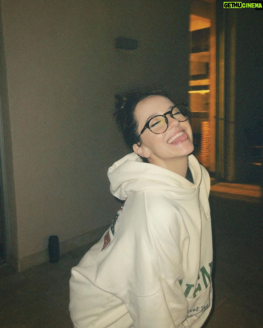 Evaluna Montaner Instagram - Update 🫰🏼 1. Yop por @saumeth 2. Diosito quiso 🏠 con 🏊♀️ (el que entendió entendió) 3. Amo los jacuzzisss 4. Amor de mamama @marlenesalome 5. Igle 🤟🏼 6. Los suegritos lindos y bugambilias 7. Lluvia en casita+ cocinar cositas ricas= 🫶🏼 8. Mi esposo guapo handyman 👨🔧 9. Mi esposo guapo haciendo cerámica 10. No tengo otra foto pero lojamo