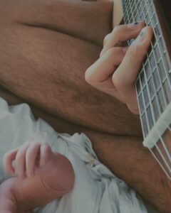Evaluna Montaner Instagram - Índigo nació. Dios estuvo presente en cada segundo del parto en nuestro hogar. Es una niña feliz y curiosa. Evaluna es la mujer más fuerte, virtuosa, y valiente que ha pisado este planeta. Todo mi respeto, mi servicio y mi entrega a la reina de esta casa! Gracias por todos sus mensajes, sus oraciones y los borbotones de amor y luz que han enviado hasta acá!! Creció La Tribu ⛺️🔥☁️ (Soltando el teléfono otra vez para hacer otra siesta los 3)