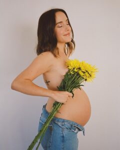 Evaluna Montaner Instagram - Que empiece el debate…niña o niño? 🌜⚡️