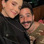 Evaluna Montaner Instagram – Feliz Navidad 🎄 
A los que están por fin pasando tiempo con los suyos, a los que tienen la familia lejos, a los que están batallando con problemas de salud, a los que están por fin disfrutando de sus hijos, de sus sobrinos, de sus viejos.
A los que cocinaron después de un año lleno de comidas a domicilios, a los que como nosotros, soltamos el ancla para disfrutar y celebrar que el mismo Dios creador del universo se hizo semilla, y vino en forma de niño a habitar entre nosotros!!
Att: Camilo, Evaluna e Índigo.
