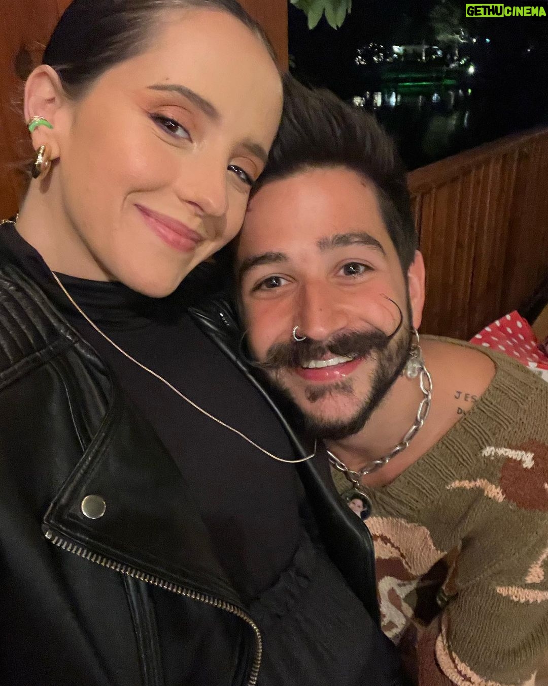 Evaluna Montaner Instagram - Feliz Navidad 🎄 A los que están por fin pasando tiempo con los suyos, a los que tienen la familia lejos, a los que están batallando con problemas de salud, a los que están por fin disfrutando de sus hijos, de sus sobrinos, de sus viejos. A los que cocinaron después de un año lleno de comidas a domicilios, a los que como nosotros, soltamos el ancla para disfrutar y celebrar que el mismo Dios creador del universo se hizo semilla, y vino en forma de niño a habitar entre nosotros!! Att: Camilo, Evaluna e Índigo.