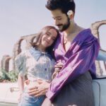Evaluna Montaner Instagram - Y ahora todo huele y sabe mejor… VAMOS A SER PAPÁS! No veíamos la hora de compartir con ustedes la noticia más hermosa que hemos recibido. Dios nos escogió para ser los papás de Índigo y nos sentimos muy afortunados de verlx llegar y florecer! Los amamos y gracias por acompañarnos en cada paso siempre. 💙💙💙 La Tribu está creciendo!! Camilo, Evaluna e Índigo.