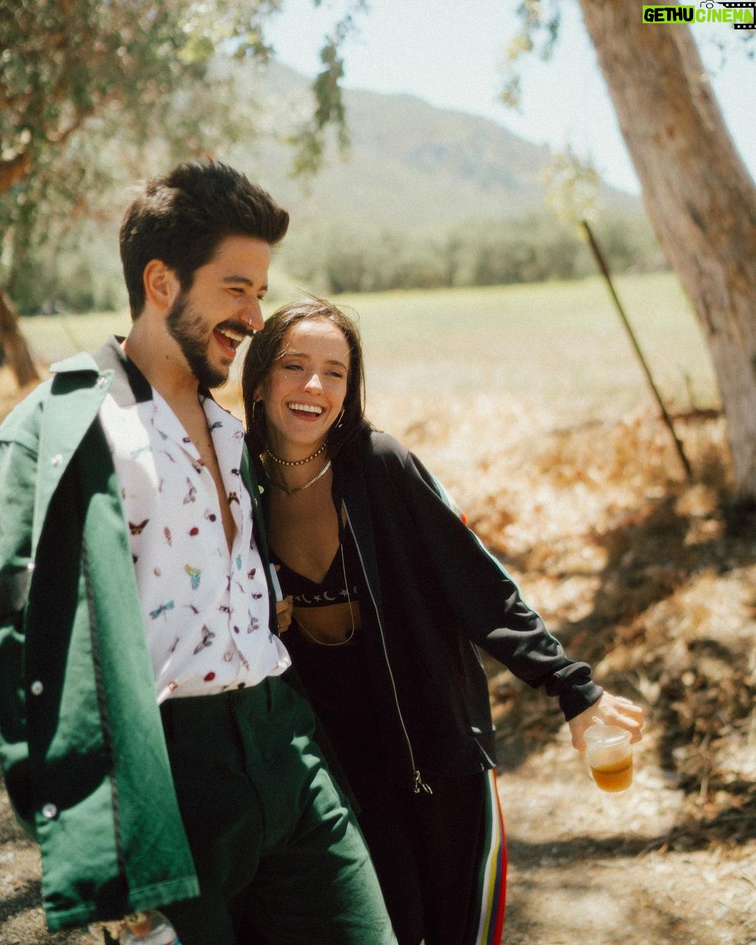 Evaluna Montaner Instagram - 999. En un rato sale la nueva canción de @selenagomez y @camilo!!! Yo sigo así 😻. En el set del videoclip la pasamos así ⚡️