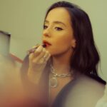 Evaluna Montaner Instagram – Qué loco que ya hay luces de navidad por todos lados. Yo estoy feliz porque llegó mi temporada favorita del año!! 🎄Ya quiero que mi casa huela a pino y chocolate caliente. 
Hasta que llegue la navidad, seguimos de gira cantándoles de cerquita. Este es mi make up look de hoy con Studio Look de @cyzone_oficial. (Delineador plumón black y labial graduable berry) 
Los quiero!!

P.D. Cuando no sepas qué regalar, #RegalaTuLuz 😉 

#CyzoneXEvaluna #publicidad