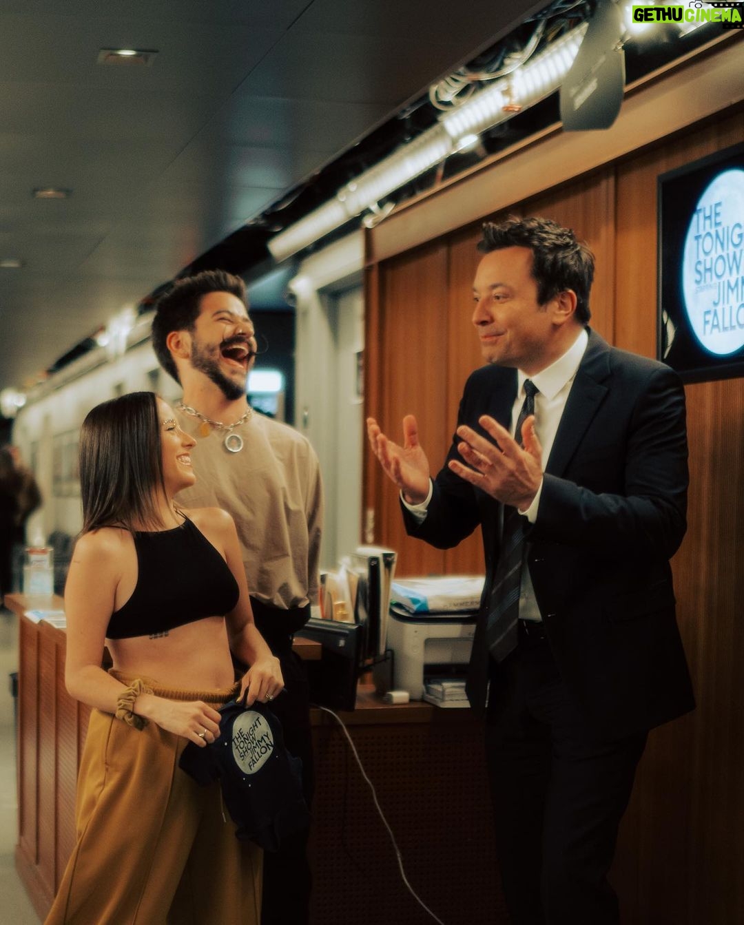 Evaluna Montaner Instagram - Es chévere ser grande... pero es más grande ser chévere. @jimmyfallon Gracias por recibirnos con tanto cariño! LA TRIBU EN @fallontonight ⛺️🔥