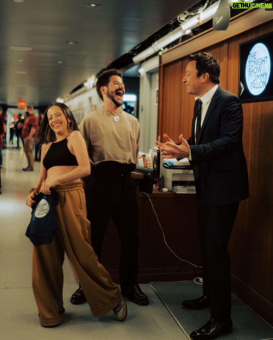 Evaluna Montaner Instagram - Es chévere ser grande... pero es más grande ser chévere. @jimmyfallon Gracias por recibirnos con tanto cariño! LA TRIBU EN @fallontonight ⛺️🔥