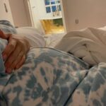Evaluna Montaner Instagram - Y ahora todo huele y sabe mejor… VAMOS A SER PAPÁS! No veíamos la hora de compartir con ustedes la noticia más hermosa que hemos recibido. Dios nos escogió para ser los papás de Índigo y nos sentimos muy afortunados de verlx llegar y florecer! Los amamos y gracias por acompañarnos en cada paso siempre. 💙💙💙 La Tribu está creciendo!! Camilo, Evaluna e Índigo.