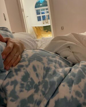 Evaluna Montaner Instagram - Y ahora todo huele y sabe mejor…
VAMOS A SER PAPÁS! 
No veíamos la hora de compartir con ustedes la noticia más hermosa que hemos recibido. Dios nos escogió para ser los papás de Índigo y nos sentimos muy afortunados de verlx llegar y florecer! Los amamos y gracias por acompañarnos en cada paso siempre. 💙💙💙 La Tribu está creciendo!! 
Camilo, Evaluna e Índigo.