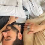 Evaluna Montaner Instagram - Y ahora todo huele y sabe mejor… VAMOS A SER PAPÁS! No veíamos la hora de compartir con ustedes la noticia más hermosa que hemos recibido. Dios nos escogió para ser los papás de Índigo y nos sentimos muy afortunados de verlx llegar y florecer! Los amamos y gracias por acompañarnos en cada paso siempre. 💙💙💙 La Tribu está creciendo!! Camilo, Evaluna e Índigo.