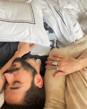 Evaluna Montaner Instagram - Y ahora todo huele y sabe mejor…
VAMOS A SER PAPÁS! 
No veíamos la hora de compartir con ustedes la noticia más hermosa que hemos recibido. Dios nos escogió para ser los papás de Índigo y nos sentimos muy afortunados de verlx llegar y florecer! Los amamos y gracias por acompañarnos en cada paso siempre. 💙💙💙 La Tribu está creciendo!! 
Camilo, Evaluna e Índigo.