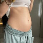 Evaluna Montaner Instagram - Y ahora todo huele y sabe mejor… VAMOS A SER PAPÁS! No veíamos la hora de compartir con ustedes la noticia más hermosa que hemos recibido. Dios nos escogió para ser los papás de Índigo y nos sentimos muy afortunados de verlx llegar y florecer! Los amamos y gracias por acompañarnos en cada paso siempre. 💙💙💙 La Tribu está creciendo!! Camilo, Evaluna e Índigo.