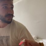 Evaluna Montaner Instagram - Y ahora todo huele y sabe mejor… VAMOS A SER PAPÁS! No veíamos la hora de compartir con ustedes la noticia más hermosa que hemos recibido. Dios nos escogió para ser los papás de Índigo y nos sentimos muy afortunados de verlx llegar y florecer! Los amamos y gracias por acompañarnos en cada paso siempre. 💙💙💙 La Tribu está creciendo!! Camilo, Evaluna e Índigo.