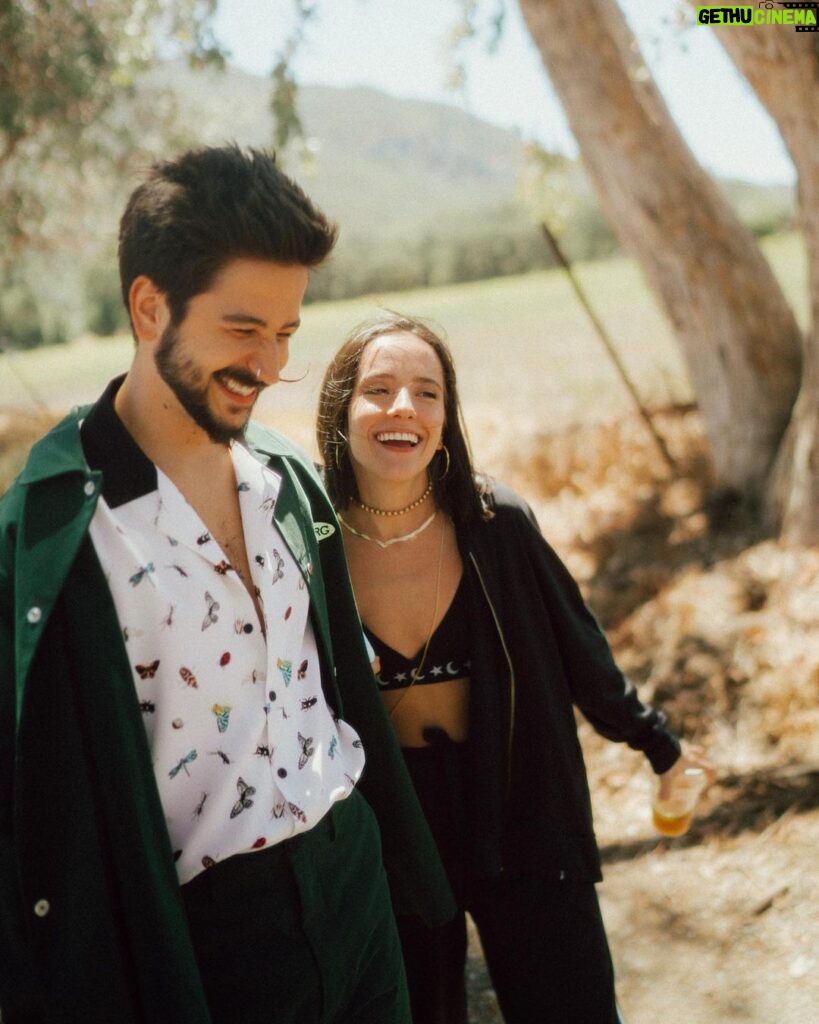 Evaluna Montaner Instagram - 999. En un rato sale la nueva canción de @selenagomez y @camilo!!! Yo sigo así 😻. En el set del videoclip la pasamos así ⚡️