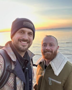 Evan Thomas Instagram - Merry Christmas! It’s been another wild, busy year, but it’s nice to wind down in quiet northern Michigan. Time to open some gifts and get cooking 😍. Hope everyone has a lovely day! What’s your go to Christmas meal? 🤔