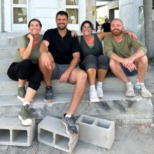Evan Thomas Instagram - The block is as hard as ever, but we’re so grateful to have our HGTV besties with us 💕 #rocktheblock 

#unsellablehouses #bargainblock #hgtv