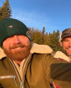 Evan Thomas Instagram - Merry Christmas! It’s been another wild, busy year, but it’s nice to wind down in quiet northern Michigan. Time to open some gifts and get cooking 😍. Hope everyone has a lovely day! What’s your go to Christmas meal? 🤔