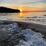 Evan Thomas Instagram - Merry Christmas! It’s been another wild, busy year, but it’s nice to wind down in quiet northern Michigan. Time to open some gifts and get cooking 😍. Hope everyone has a lovely day! What’s your go to Christmas meal? 🤔 Beaver Island