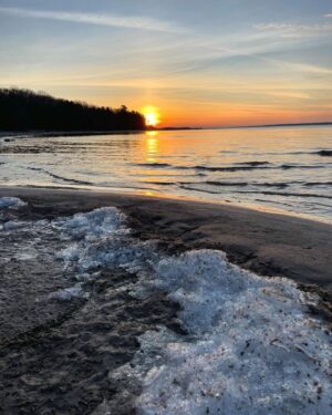 Evan Thomas Instagram - Merry Christmas! It’s been another wild, busy year, but it’s nice to wind down in quiet northern Michigan. Time to open some gifts and get cooking 😍. Hope everyone has a lovely day! What’s your go to Christmas meal? 🤔