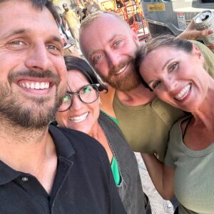 Evan Thomas Instagram - The block is as hard as ever, but we’re so grateful to have our HGTV besties with us 💕 #rocktheblock 

#unsellablehouses #bargainblock #hgtv